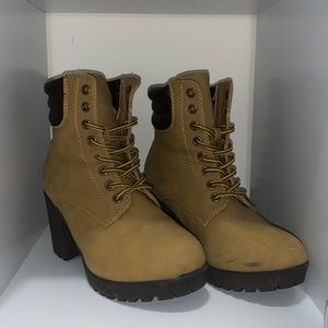 Heeled boot, size 5.5